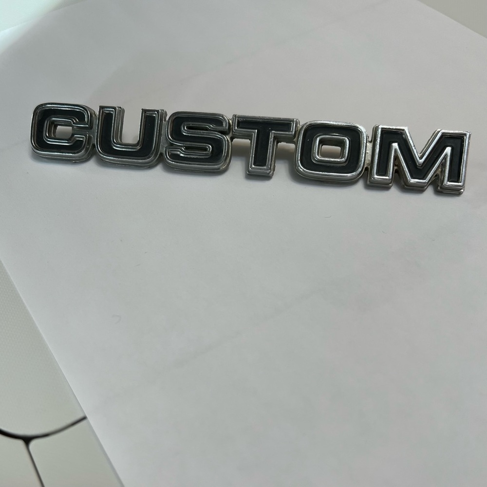 FORD, D5UB CUSTOM metal emblem. Original Vintage.